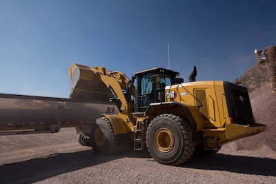 Cat 966 GC whee loader dumping into a truck