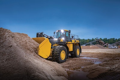 John Deere 944 X-Tier loader driving into pile