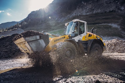 Liebherr L526 wheel loader carrying load of dirt