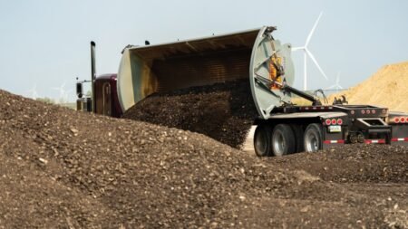 1697664453_56608_en_a6418_58777_smithco-dump-trailer-gravel.jpg - Machines Wiki