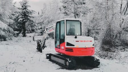 1702341495_57040_en_e7ccf_59171_takeuchi-compact-excavator-winter.jpg - Machines Wiki