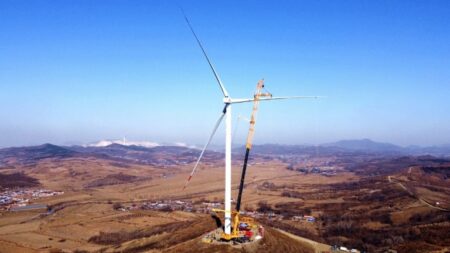 1702429228_57060_en_a8ff1_59179_xcmg-xca3000-wheeled-crane-lifts-wind-turbine-blade.jpg - Machines Wiki