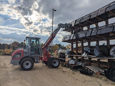 Paus TL9065 compact wheel loader boom extended