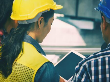 1205x0_s3-63985-workers-with-technology.jpg - Machines Wiki