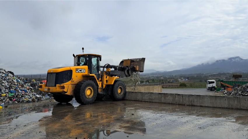 The dynamic duo of the MB Crusher padding bucket and a JCB excavator orchestrated a symphony of productivity and precision. By fine-tuning the recycling process, it ensures every piece of glass is prepped to perfection, before entering the next stage. https://vimeo.com/947297662?share=copy