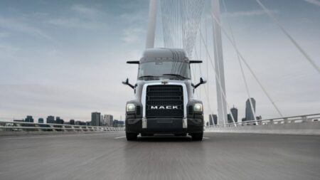 1746053320_60687_en_d8170_62704_mack-pioneer-truckjpg - Machines Wiki