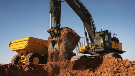 1747929988_60834_en_9ce16_62861_john-deere-510-p-excavator-1jpg - Machines Wiki