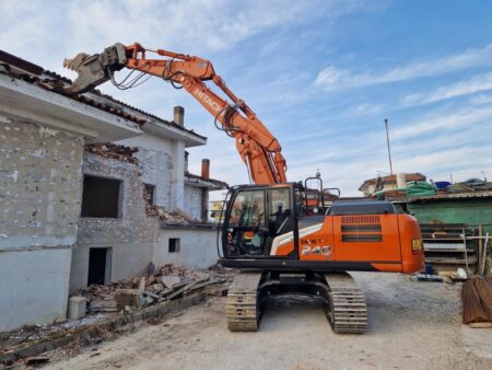 Hitachi-Crawler-Excavator-Demolition-01jpg - Machines Wiki