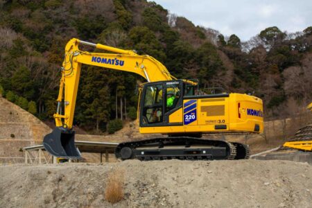 Komatsu-PC220_LCi-12jpg - Machines Wiki
