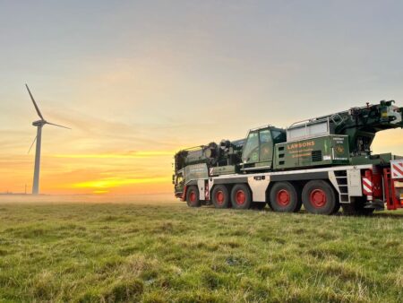 UK-crane-rental-company-Lawson-Haulage-and-Crane-Hire-switches-to-Grove-for-new-flagship-model-01jp_jpeg - Machines Wiki