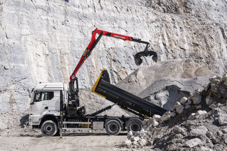 Palfinger prototype combines recycling crane and hookloader