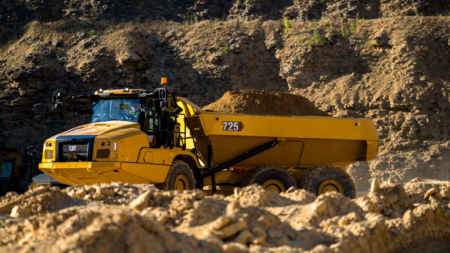 1758575783_61616_en_14f4e_63708_cat-725-articulated-haulerpng - Machines Wiki