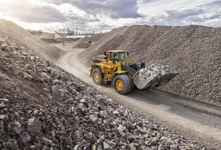 Excavator or wheel loader? Here’s how to select the right tool for feeding your crusher