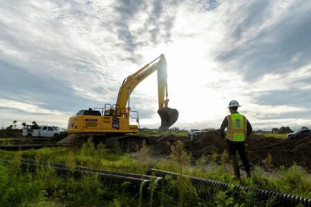 excavator-pc365lc-wildwood-fl-ds-250909-img-2281-photo-3x2-lgst9qcDZ6g4jpg - Machines Wiki