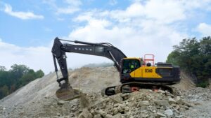 1774549483_63276_en_26bf4_65373_volvoce-ec560-excavator-outdoorsjpg - Machines Wiki