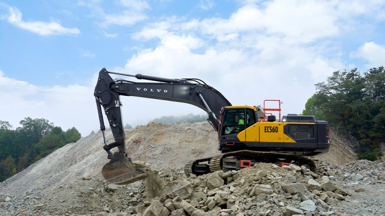 1774549483_63276_en_26bf4_65373_volvoce-ec560-excavator-outdoorsjpg - Machines Wiki