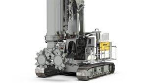 1783016406_63952_en_8843a_66101_liebherr-lmc80-soil-cutterjpg - Machines Wiki Liebherr crawler-mounted drilling rig with a tall mast and dual auger drill heads at the front.