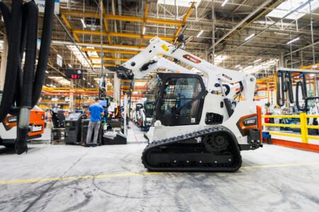 Bobcat-T650-in-Dobris-manufacturing-plant-2_redjpg - Machines Wiki