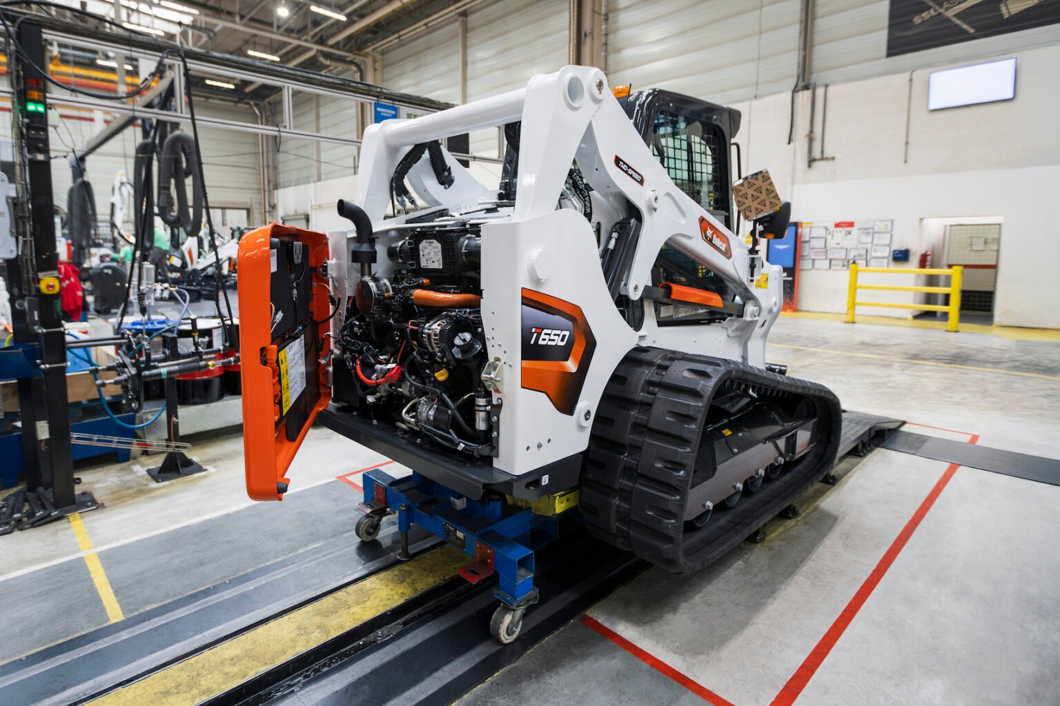 Bobcat-T650-in-Dobris-manufacturing-plant-1_redjpg - Machines Wiki