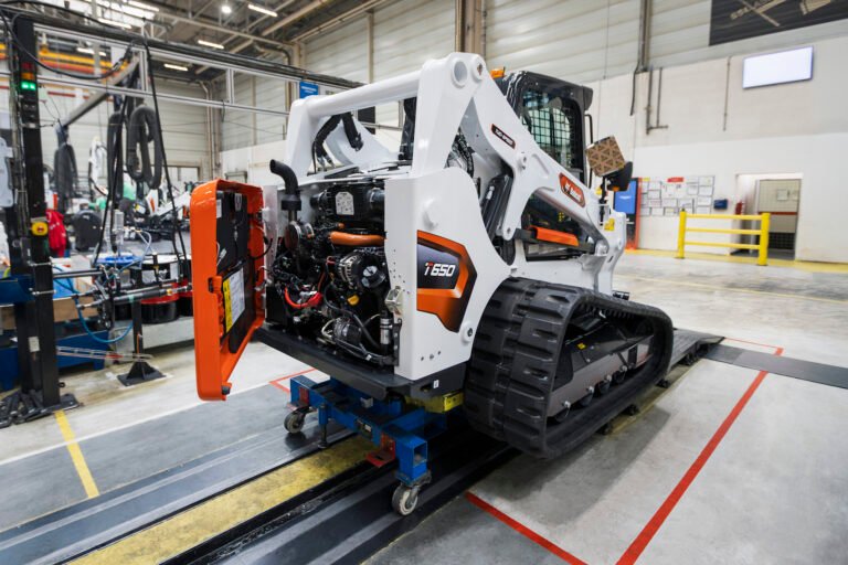 Bobcat-T650-in-Dobris-manufacturing-plant-1_redjpg - Machines Wiki