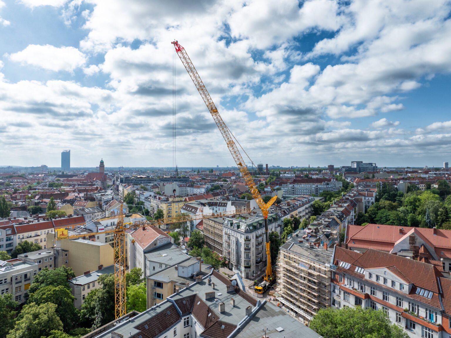 Grove-GMK6450-1-overcomes-transport-restrictions-to-dismantle-tower-crane-in-the-heart-of-Berlin_2-sjpeg - Machines Wiki