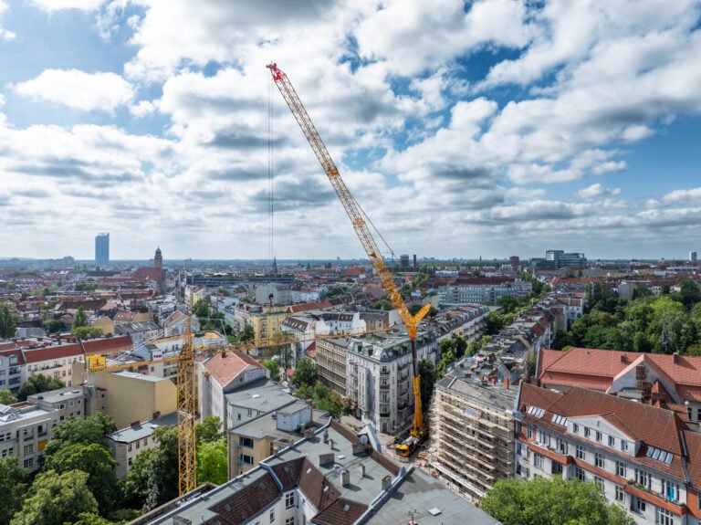Grove-GMK6450-1-overcomes-transport-restrictions-to-dismantle-tower-crane-in-the-heart-of-Berlin_2-sjpeg - Machines Wiki