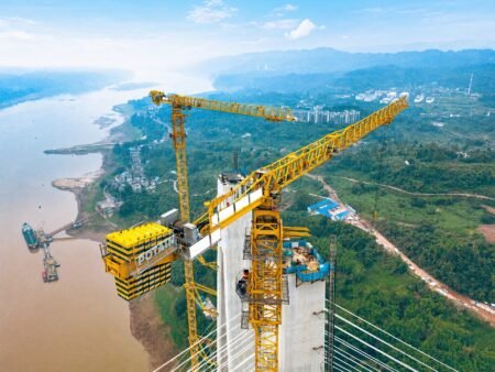 potain-topless-cranes-help-build-world-record-yangtze-river-bridge-in-china-01-jjpg - Machines Wiki
